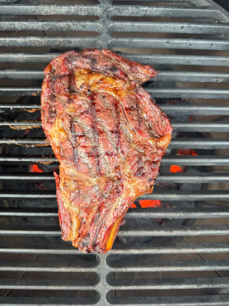 Côte de boeuf met dichtgeschroeide korst op de gietijzeren grill